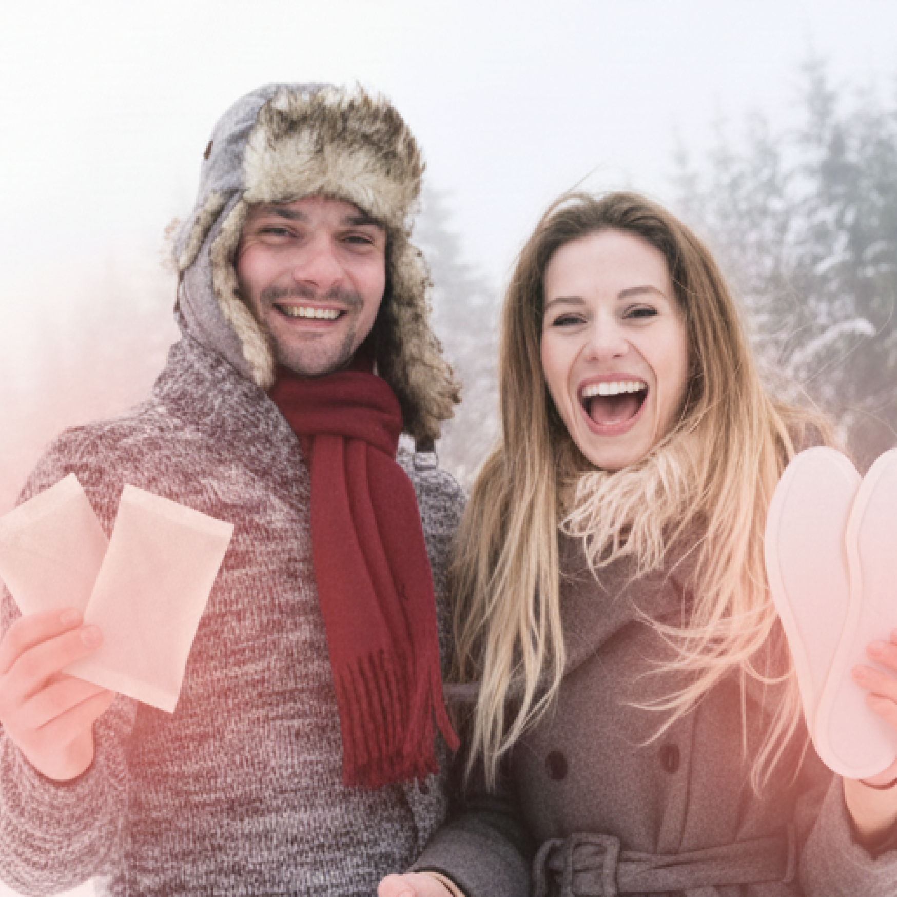 Paar im Winter hält Handwärmer und Wärmepads – warme Hände mit hi-warmer®
